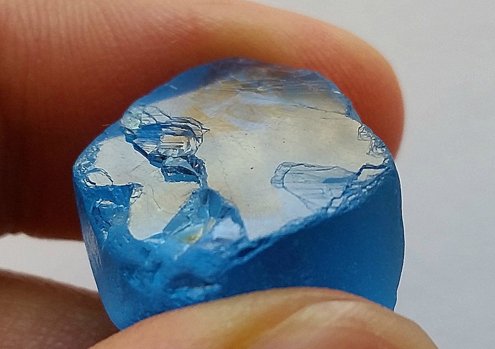 蓝托帕石晶体呈现光滑、具反射性的解理面。