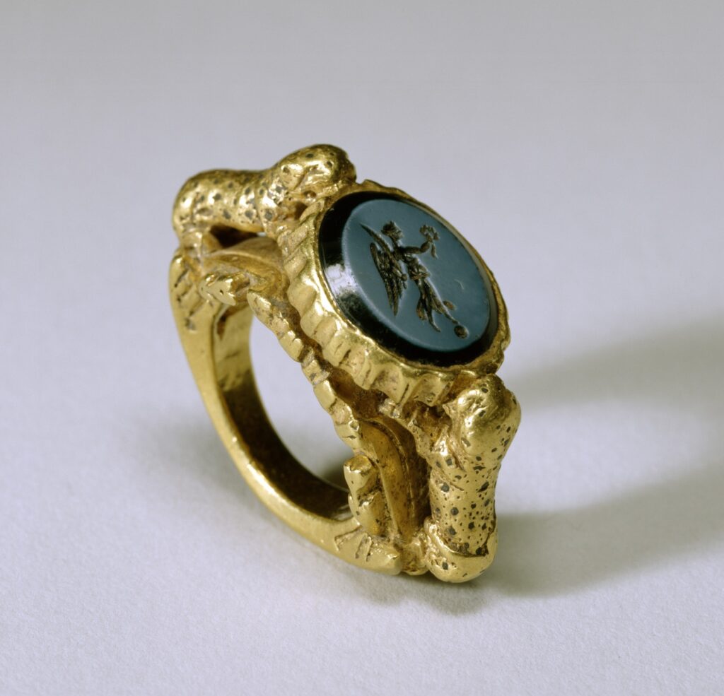 Ancient Roman gold ring featuring a Nicolo onyx intaglio of Victory with two sculpted gold panthers on the shoulders.