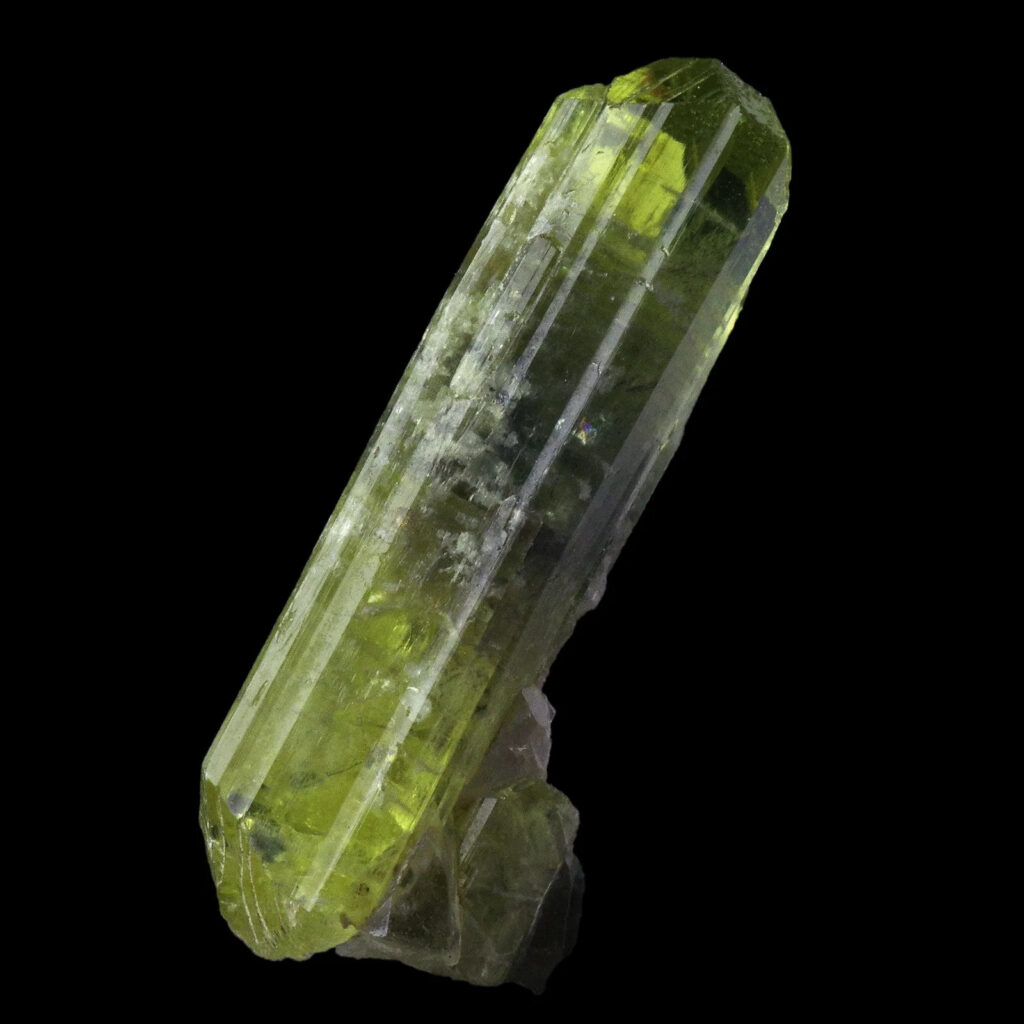 柠檬绿色的金绿宝石原石晶体，具有显著的结晶刻面。