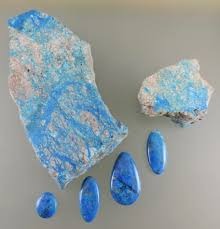 高分辨率对比图展示深靛蓝帕帕戈石标本与浅靛蓝标本并置,以呈现色调范围