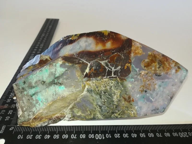 一块大型原生矿物标本,以透明石英为基底,内含鲜艳的蓝绿色与蓝色包裹体,分别属于阿霍石与帕帕戈石。