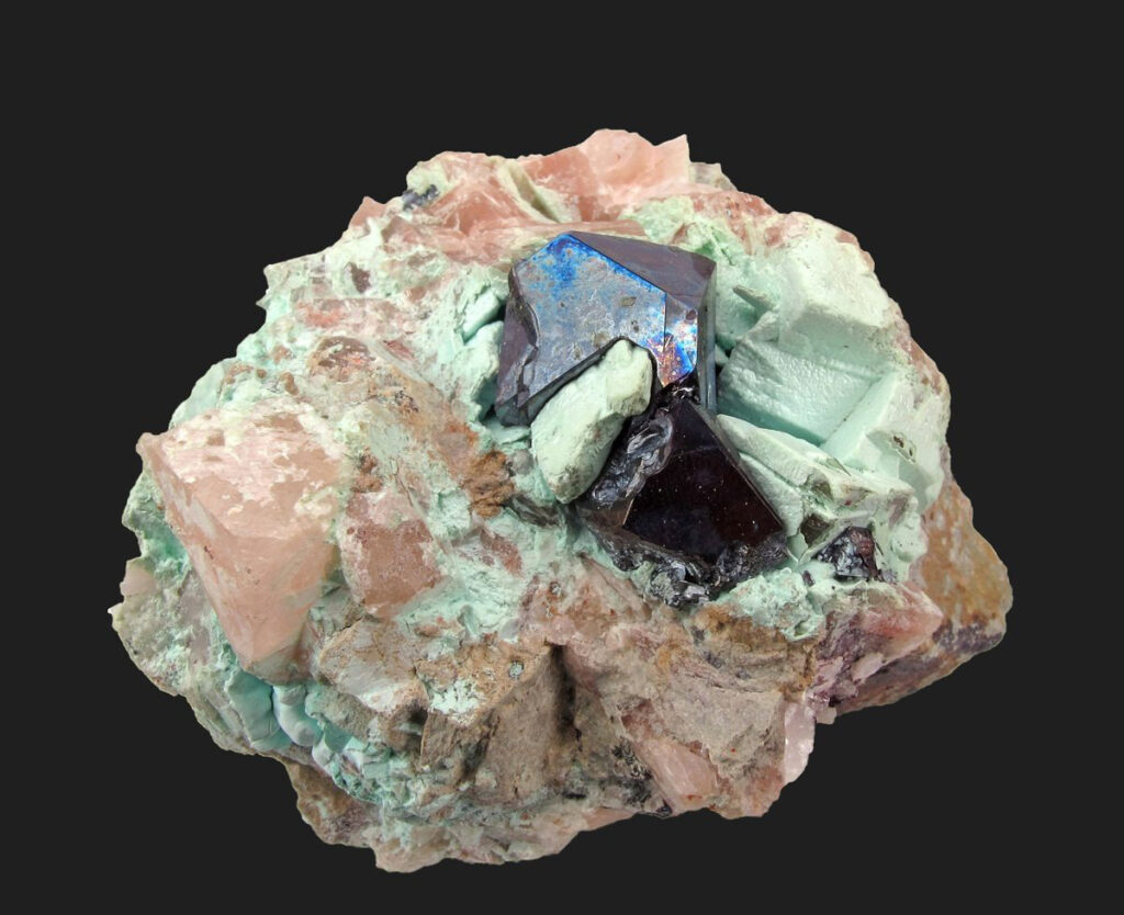 Eine Mineralmatrix mit dunkelblauen Cuprit-Kristallen und grünem Chrysokoll.