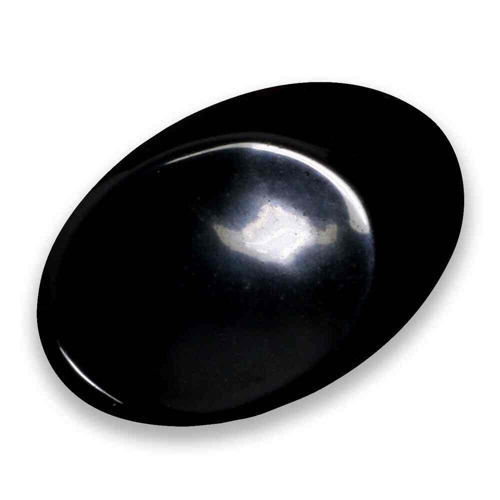一颗高抛光、椭圆形的黑色煤玉蛋面宝石,具有平滑的蜡状光泽,孤立在带有微妙阴影的白色背景上。