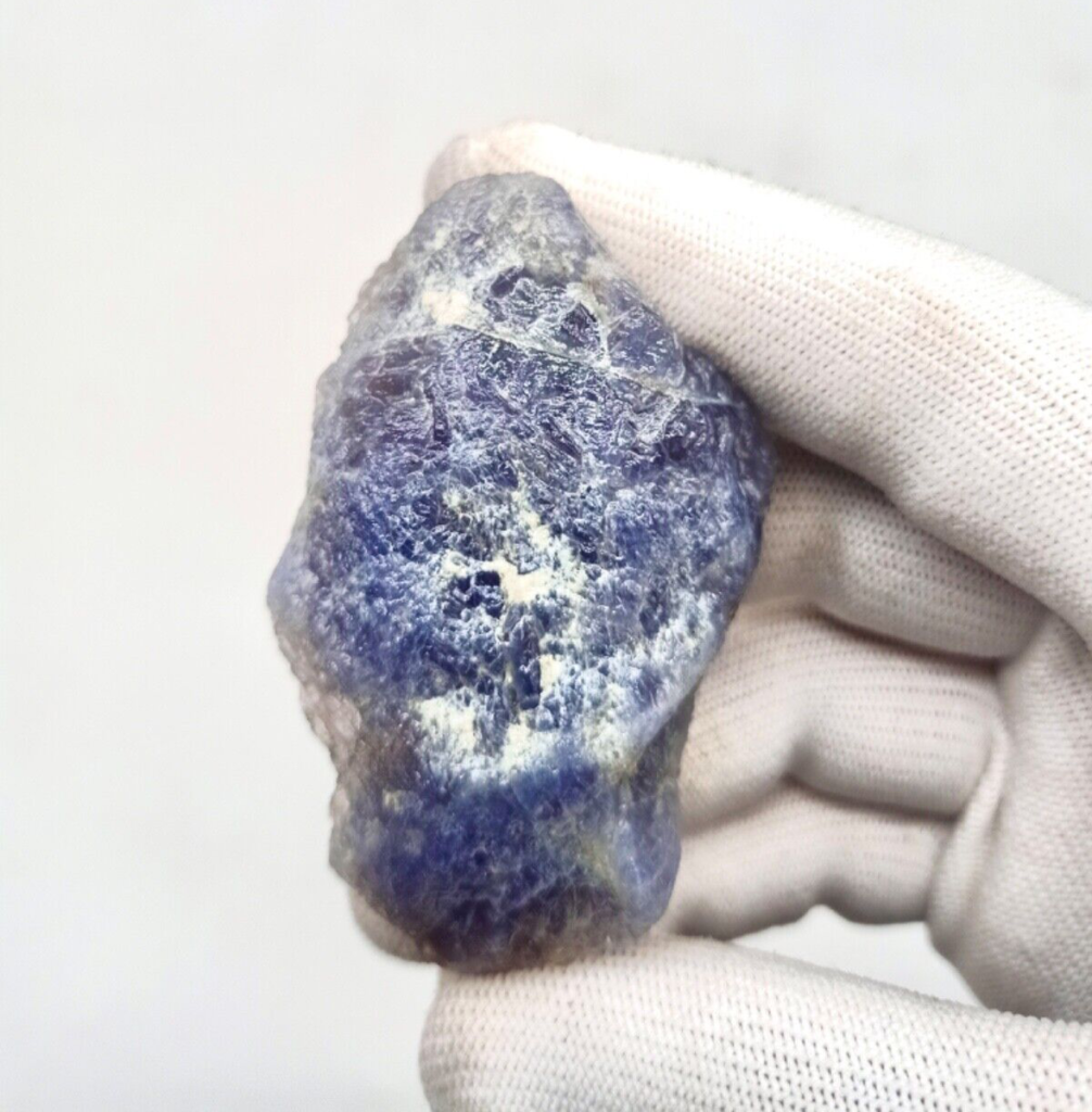 块状与不透明堇青石