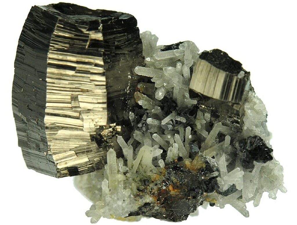 Pyrrhotin-Kristallstufe mit bronzemetallischem Glanz auf einer Gruppe von weißen Quarzkristallen.