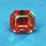 Pyroxmangit-Edelstein im Smaragdschliff.