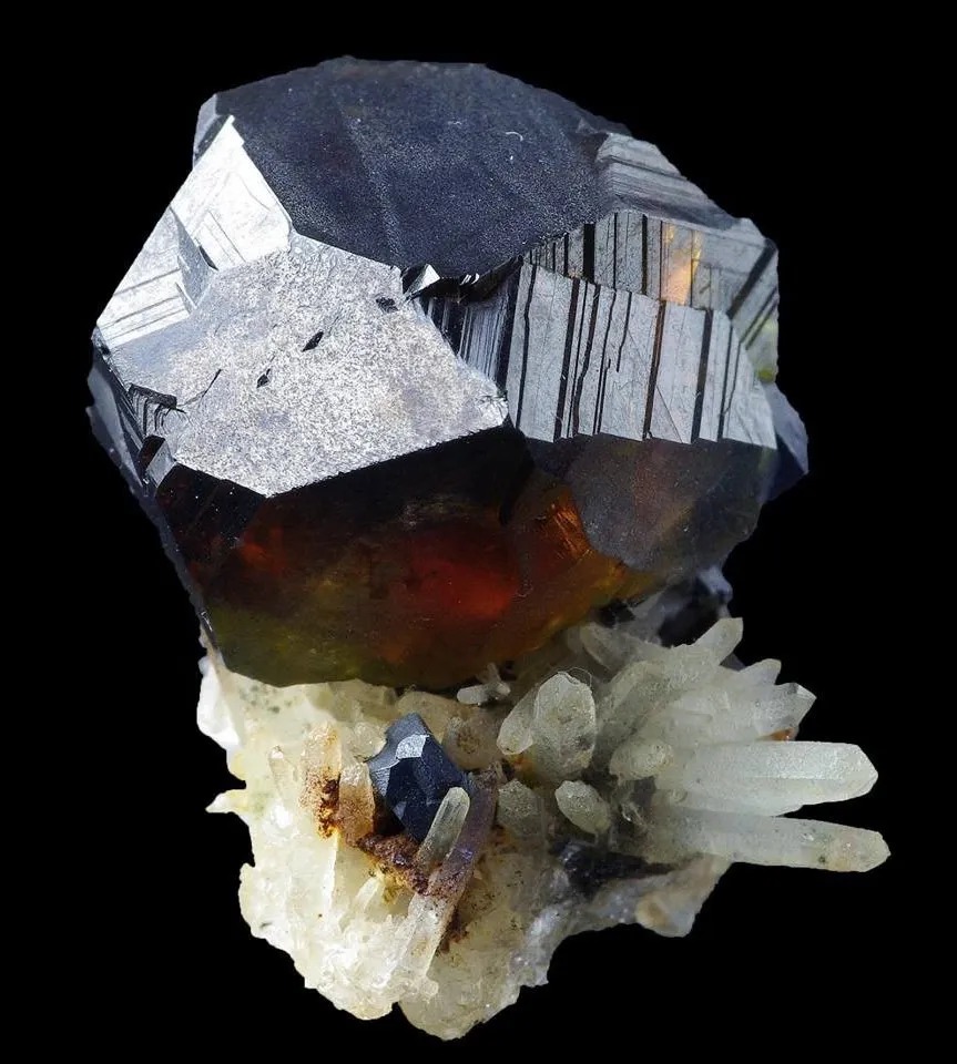 白い石英の結晶をベースにした、オレンジ色の透明感がある濃色の閃亜鉛鉱標本。