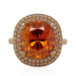 Goldener Halo-Ring mit einem großen orangefarbenen Sphalerit im Kissenschliff als Mittelstein und einer doppelten Diamant-Pavé-Einfassung.