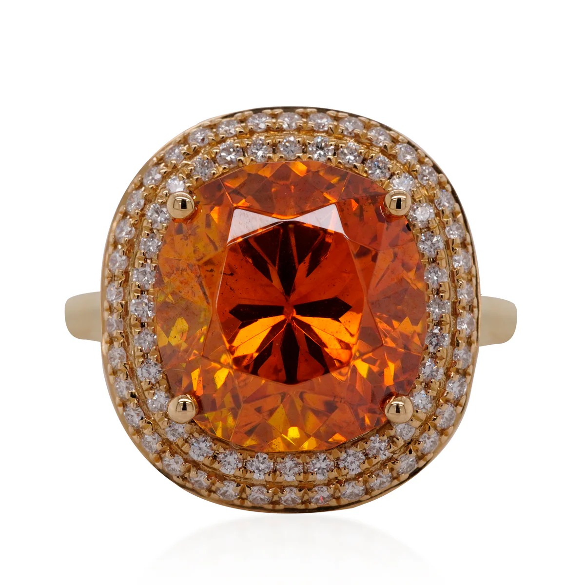 Cincin halo emas yang menampilkan batu tengah sfalerit oranye potongan cushion besar dan pinggiran pavé berlian ganda.