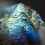 Rauer, unpolierter Labradorit-Kristall mit innerem, irisierendem Leuchten in ätherischem Blau, Cyan und Blassgelb.
