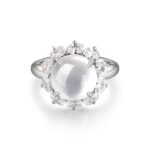 Silberner Halo-Ring mit einem milchig-weißen Albit-Cabochon und klaren Akzentsteinen.