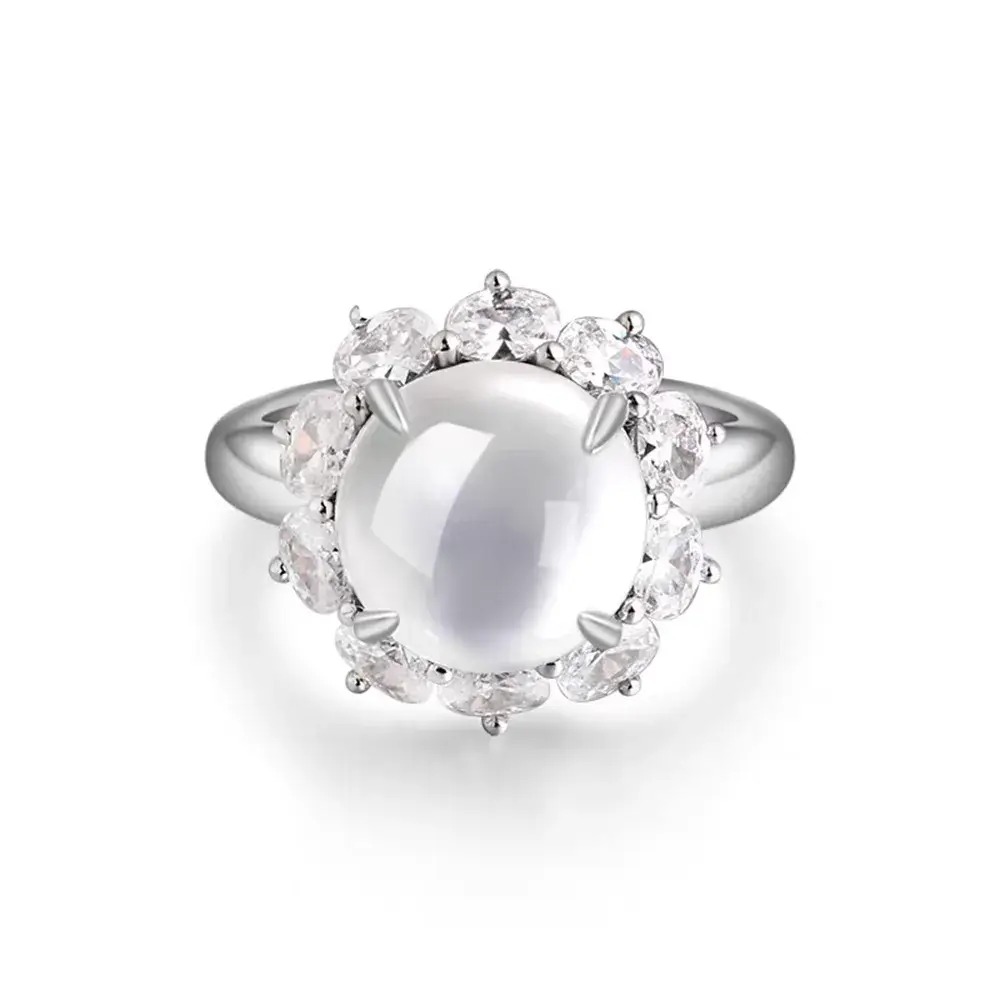 유백색 조장석 카보숑과 투명한 액센트 스톤이 세팅된 실버 헤일로 반지.