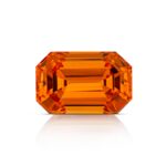 Ein erstklassiger Spessartin-Granat im Smaragdschliff mit hoher Reinheit, einem lebendigen "Mandarin"-Orange sowie exzellenter Lichtreflexion und Symmetrie.