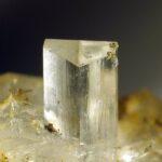 eine klare, prismatische orthoklas-kristallprobe, die eine gut definierte monokline struktur auf einer gesteinsmatrix zeigt.