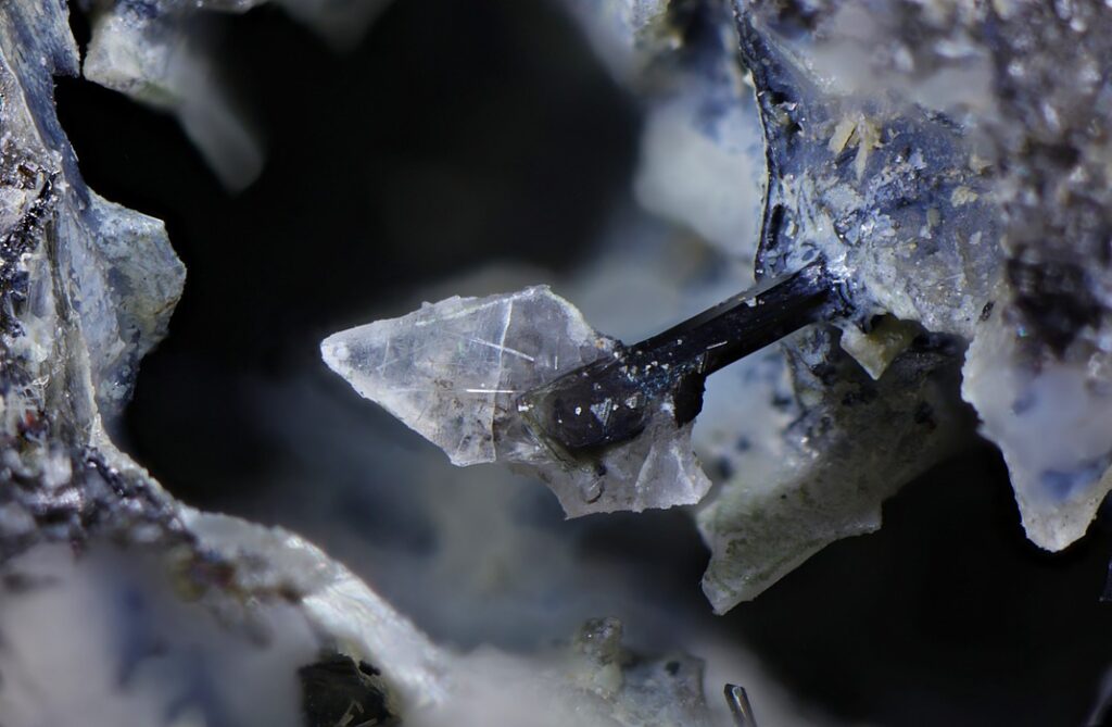 투명한 결정 판이 있는 천연 안데신 광물 표본의 근접 촬영 사진.