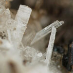 Farblos-blättrige Celsian-Kristalle, ein seltenes Barium-Feldspat-Mineral.