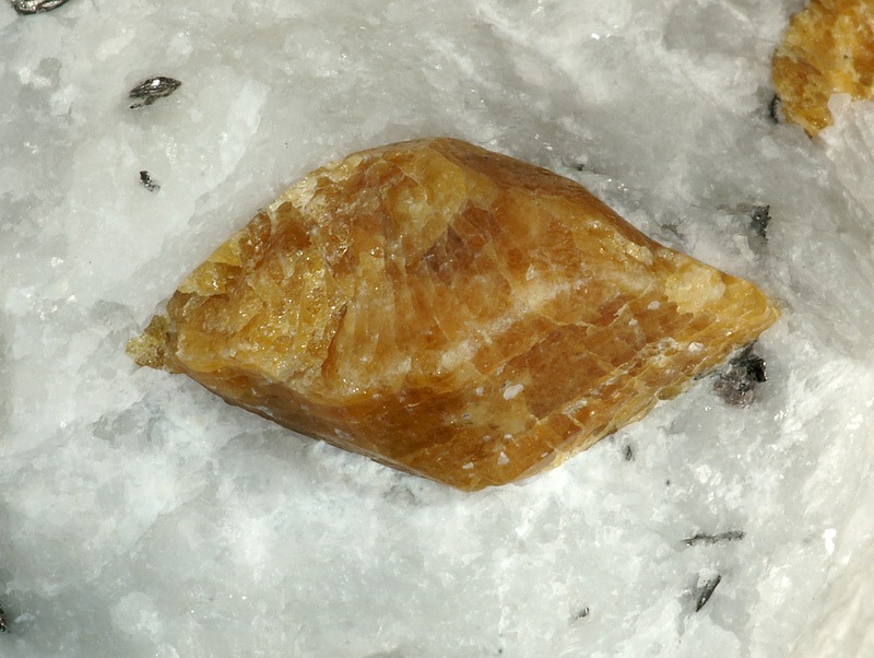 块硅镁石