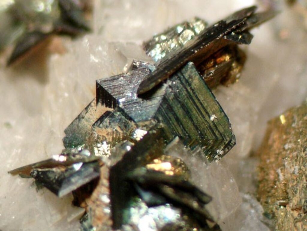 葡萄牙帕纳斯凯拉矿山（Panasqueira Mines）产出的白铁矿