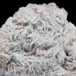 Cleavelandit-Mineralienprobe, eine blättrige Varietät von Albit-Feldspat mit perlweißen, tafeligen Kristallformationen.
