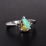 Ein Silberring mit einem birnenförmigen Spektrolith-Edelstein mit lebhaftem blauem, grünem und goldenem Schimmer.