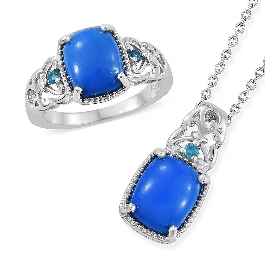 Undurchsichtige, intensiv blaue Ceruleit-Steine, die zu glatten Kissen-Cabochons geschliffen und in aufwendig gestaltete Silberringe und -anhänger gefasst sind.