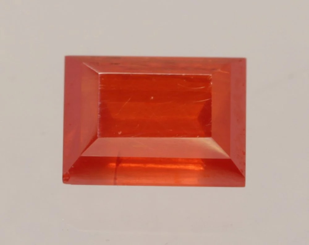 바게트 컷(Baguette-cut) 홍연석, 1.65 캐럿, 6.3 × 5.3 × 2.7 mm, 오렌지-적색, 타스메니아 산. 스티브 버거(Steve Burger) 개인 소장품.