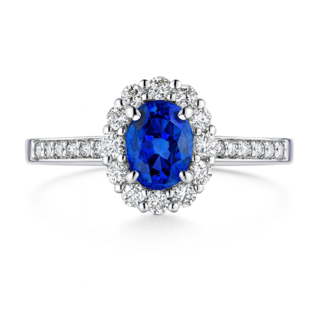 Platinaring med en oval, levende blå haüyn-edelsten omgitt av en diamanthalo og et diamantbelagt ringbånd.