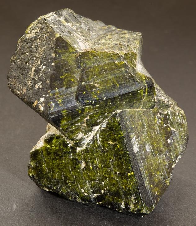 翡翠绿的玻璃光泽榍石晶体