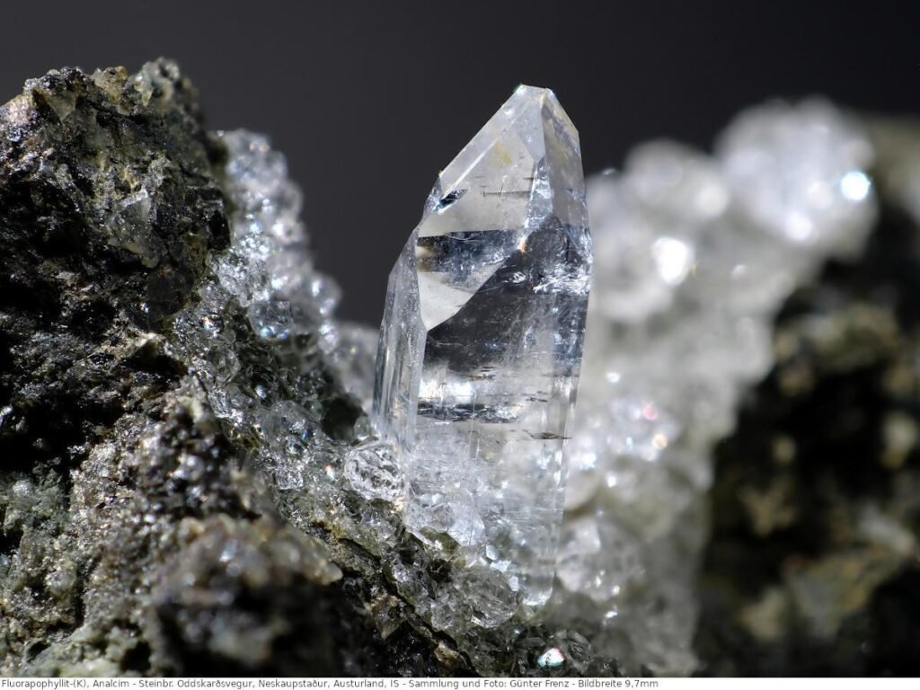 Colorless fluorapophyllite-(K) crystals with well-defined prismatic faces.