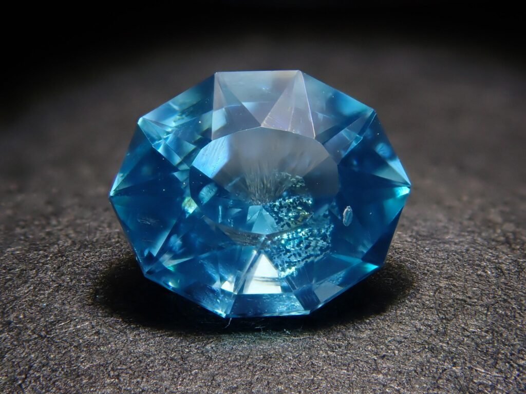 Facettierte blaue Apatit-Edelstein, der seine transparente blaue Farbe und polierten Oberflächen zeigt.