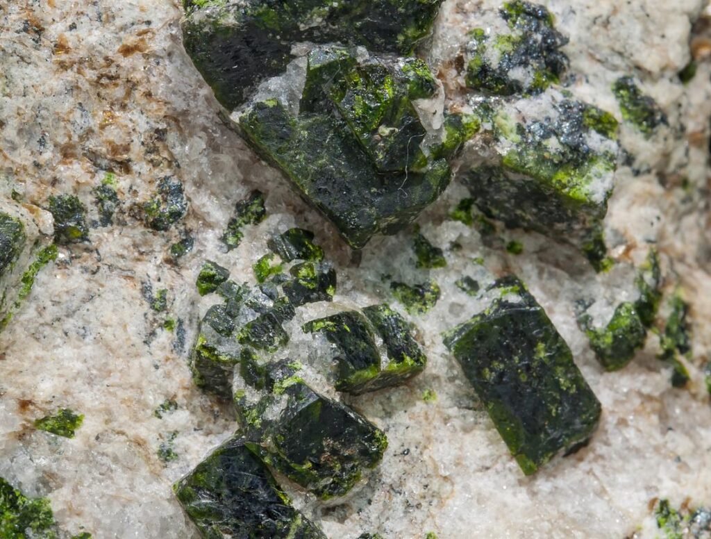 绿蓝晶石晶体,置于石英和云母矿物基质上