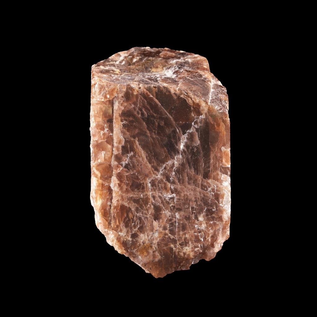 棱柱状堇青石晶体,展示其典型的正交晶系晶体习性